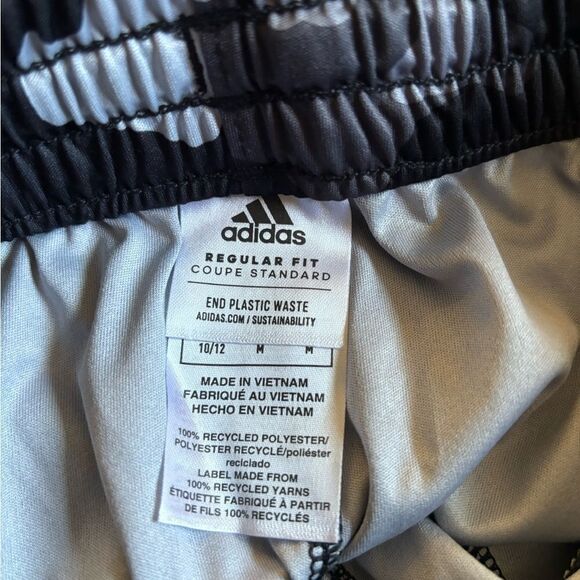 Adidas boys basketball shorts. Great to use for any sport practice - Picture 3 of 4